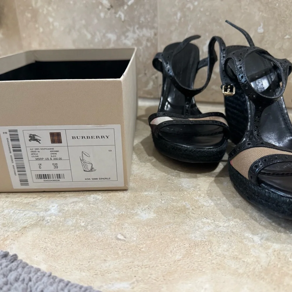 Burberry Black and Cream Heels Sophisticated Design - Picture 7 of 10